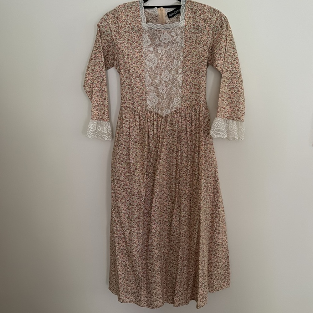 Pioneer dress up dress costume with bonnet and pearl necklace. Perfect condition